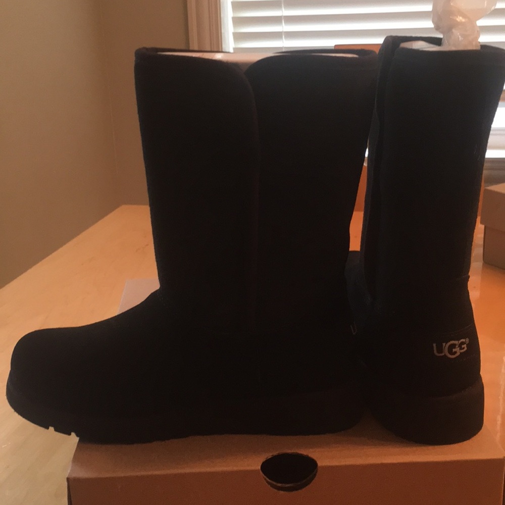 New youth Uggs size 1